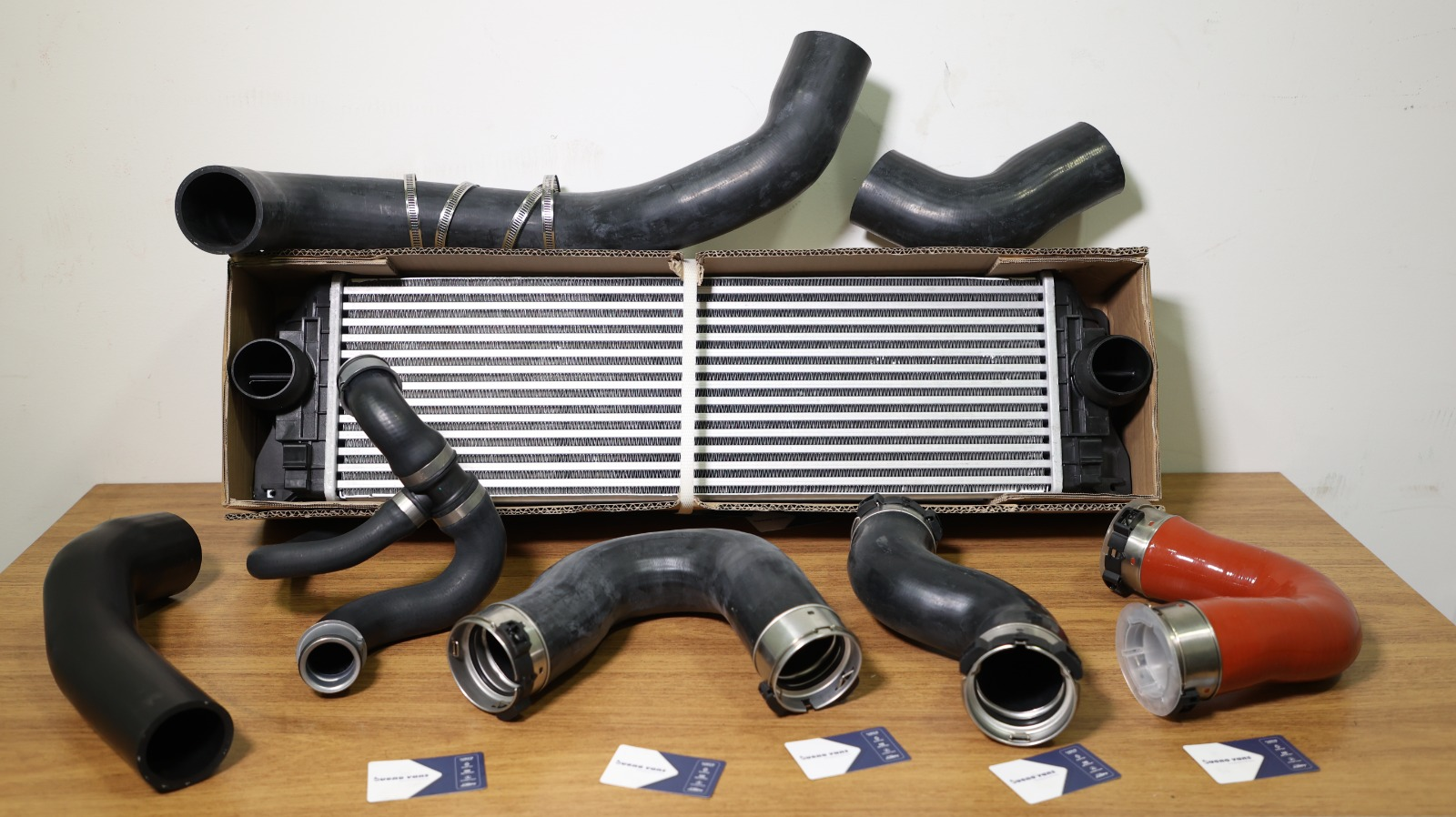 Intercooler e mangueiras do turbo com abraçadeiras